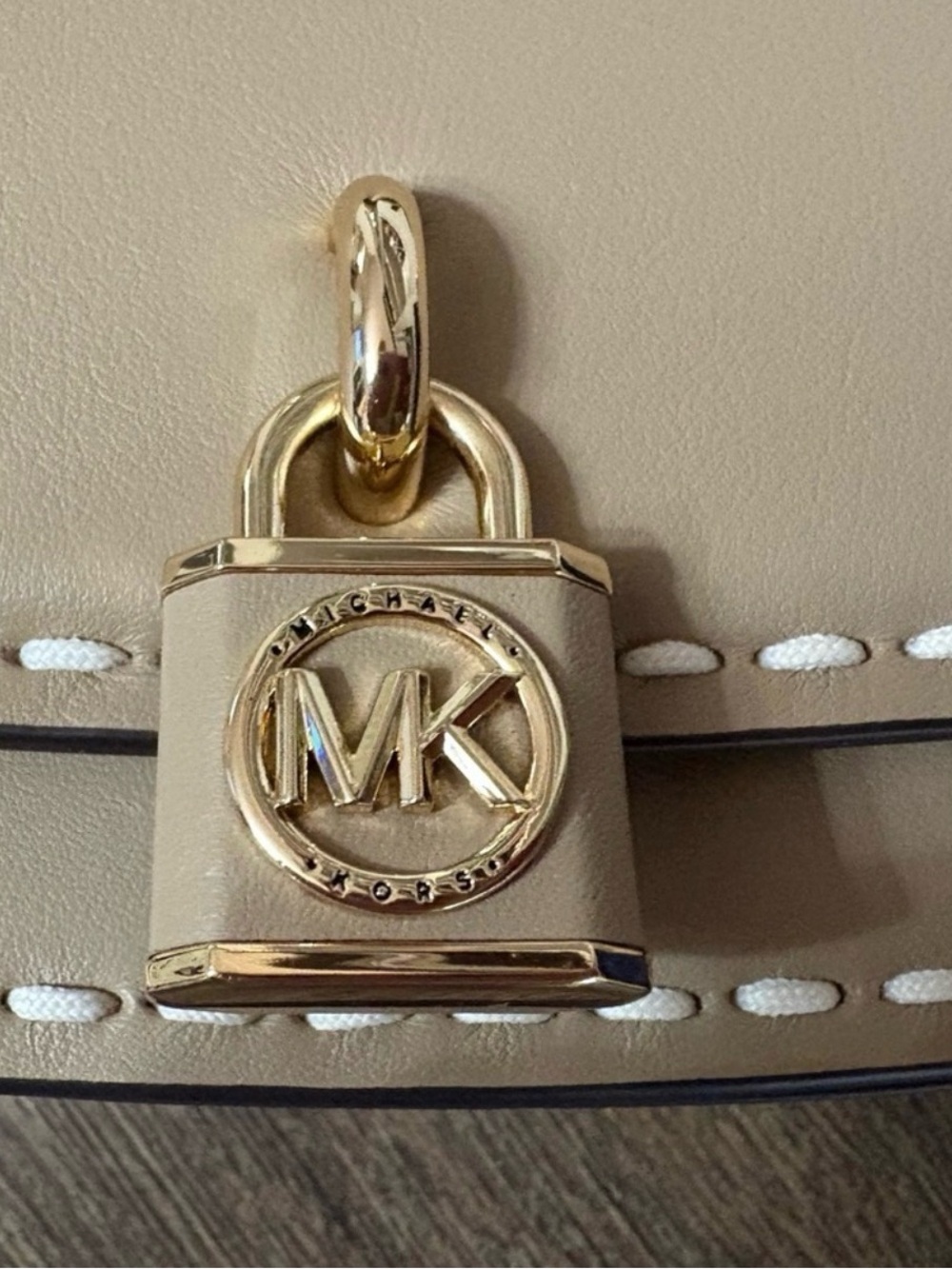Michael Kors NWT Leather Beige crossbody with Gold Lock - Picture 2 of 3
